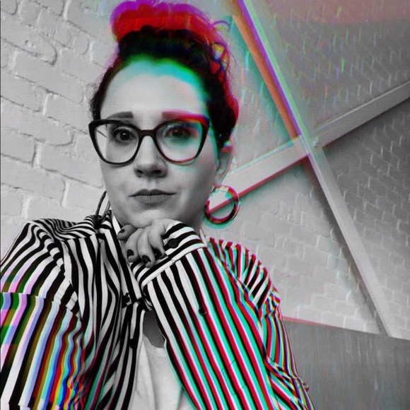 Meet your Posher, Nikole - Picture 1 of 3